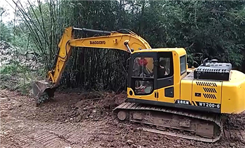 國產(chǎn)小型挖掘機