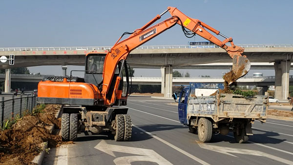 寶鼎輪式挖掘機(jī).jpg