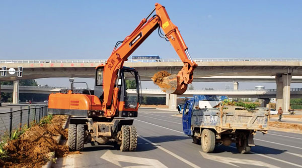 寶鼎輪式挖掘機80車型.jpg