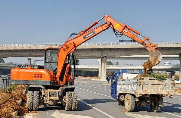 國產輪式挖掘機80車型.jpg