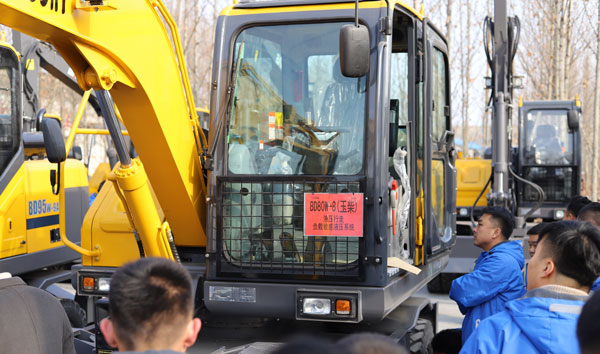 輪胎挖掘機(jī)80車型.jpg