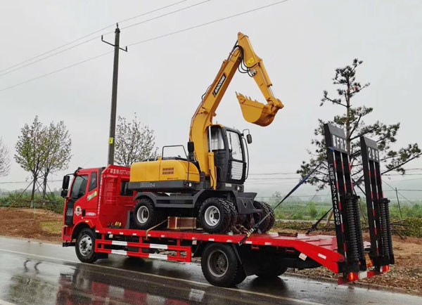 寶鼎輪式挖掘機(jī)交車(chē)途中.jpg