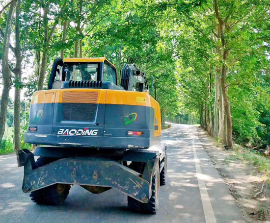 道路上奔馳的輪式挖掘機.jpg