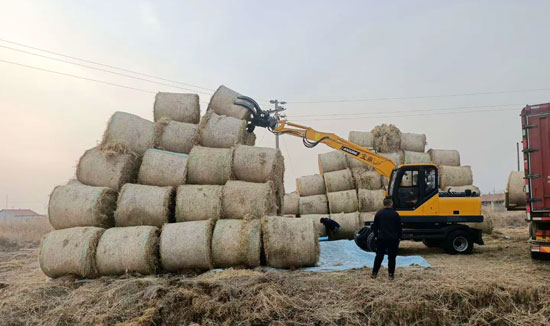 輪式挖掘機(jī)抓草機(jī).jpg