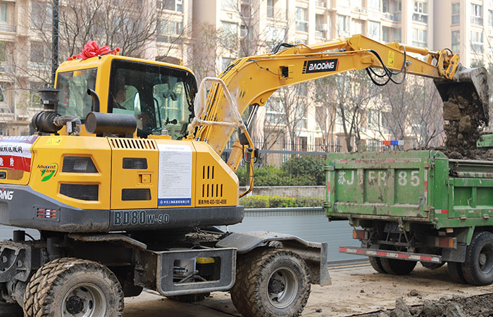 寶鼎小型輪式挖掘機(jī)，投資低回報(bào)高的車(chē)型